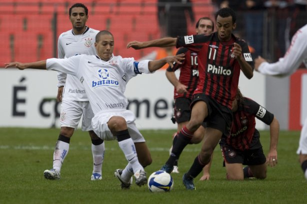 ATLETICO PARANAENSE/PR X CORINTHIANS/SP - Jean e Wesley em um lance da partida realizada esta tarde no estádio da Arena da Baixada, em Curitiba, válida pelo primeiro turno do Campeonato Brasileiro de 2009