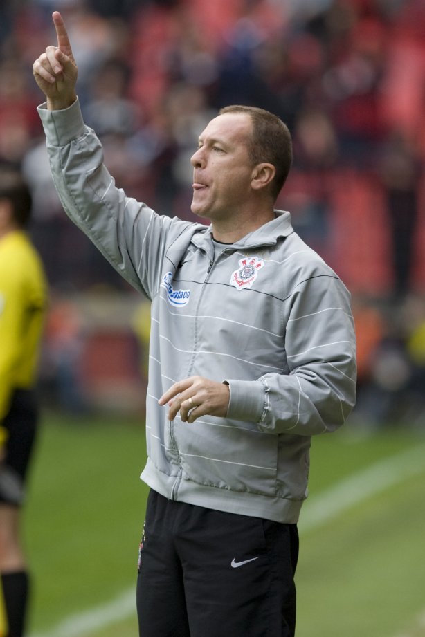 ATLETICO PARANAENSE/PR X CORINTHIANS/SP - Mano Menezes em um lance da partida realizada esta tarde no estádio da Arena da Baixada, em Curitiba, válida pelo primeiro turno do Campeonato Brasileiro de 2009