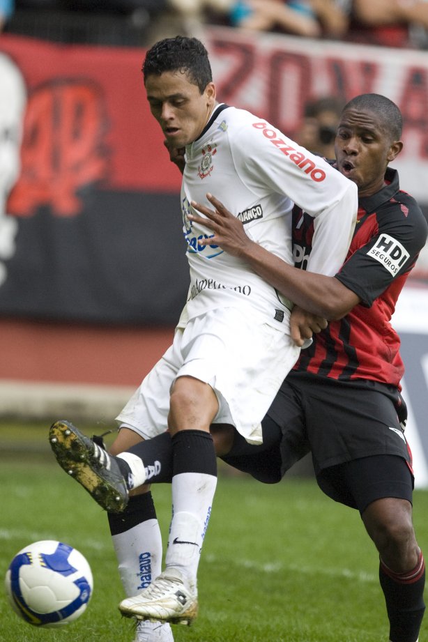 ATLETICO PARANAENSE/PR X CORINTHIANS/SP - Marcinho e Valencia em um lance da partida realizada esta tarde no estádio da Arena da Baixada, em Curitiba, válida pelo primeiro turno do Campeonato Brasileiro de 2009