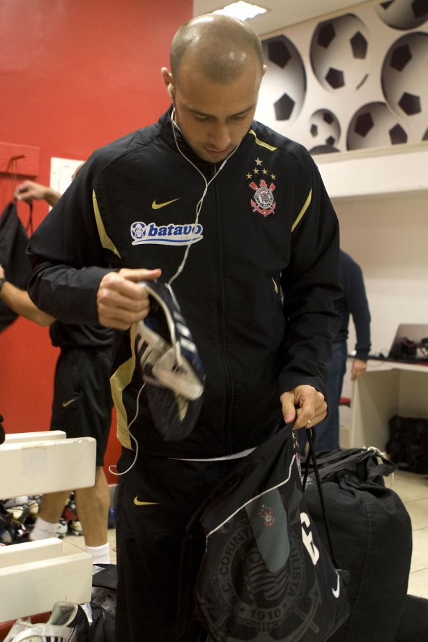 INTERNACIONAL/RS X CORINTHIANS/SP - Alessandro nos vestiários antes da partida realizada esta noite no estádio Beira-Rio, em Porto Alegre, no jogo de decisão da Copa do Brasil 2009