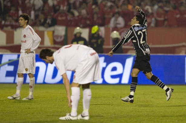 INTERNACIONAL/RS X CORINTHIANS/SP - André Santos fez o segundo gol do Corinthians em um lance da partida realizada esta noite no estádio Beira-Rio, em Porto Alegre, no jogo de decisão da Copa do Brasil 2009
