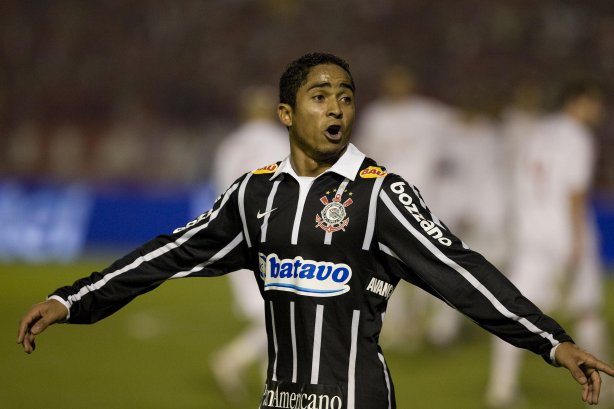 INTERNACIONAL/RS X CORINTHIANS/SP - Jorge Henrique fez o [rimeiro gol do Corinthians em um lance da partida realizada esta noite no estádio Beira-Rio, em Porto Alegre, no jogo de decisão da Copa do Brasil 2009