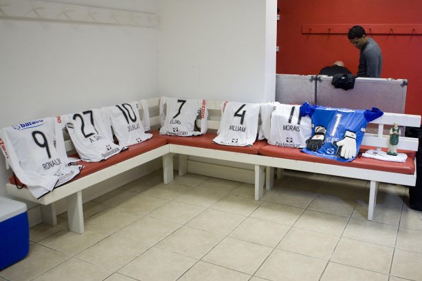 INTERNACIONAL/RS X CORINTHIANS/SP - Os vestiários antes da partida realizada esta noite no estádio Beira-Rio, em Porto Alegre, no jogo de decisão da Copa do Brasil 2009