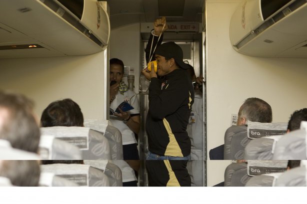 INTERNACIONAL/RS X CORINTHIANS/SP - Brincando, Jorge Henrique faz os procedimentos para levantar voo na volta para São Paulo após haver conquistado o tri-campeonato da Copa do Brasil, em Porto Alegre, após empate por 2x2 com o time do Internacional/RS
