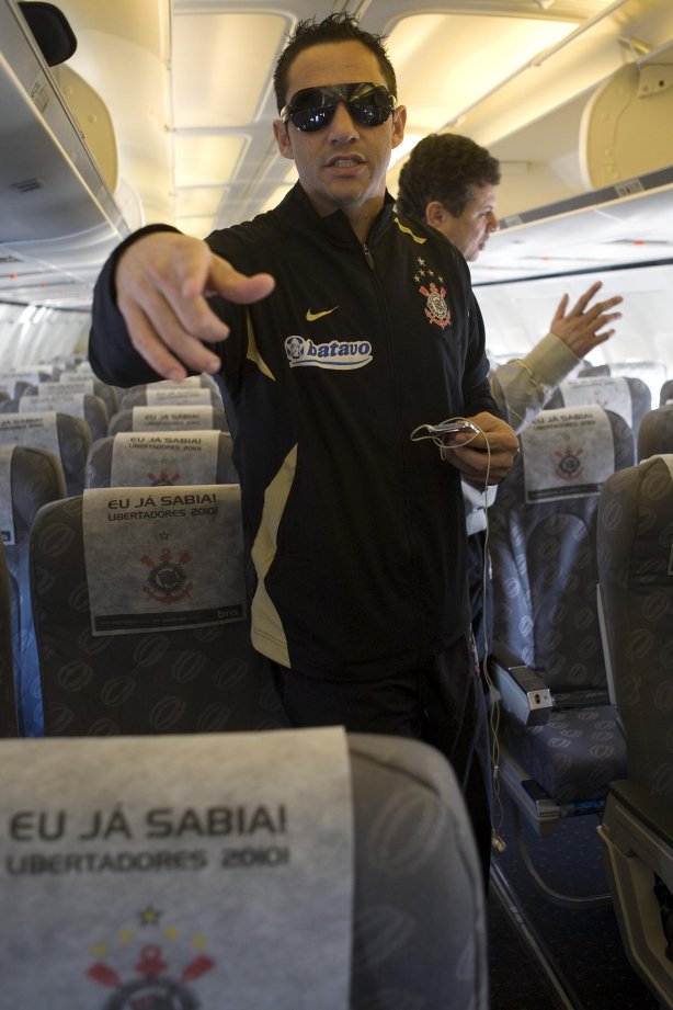 INTERNACIONAL/RS X CORINTHIANS/SP - Chicão na volta para São Paulo após haver conquistado o tri-campeonato da Copa do Brasil, em Porto Alegre, após empate por 2x2 com o time do Internacional/RS