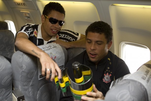 INTERNACIONAL/RS X CORINTHIANS/SP - Dentinho e Ronaldo na volta para São Paulo após haver conquistado o tri-campeonato da Copa do Brasil, em Porto Alegre, após empate por 2x2 com o time do Internacional/RS