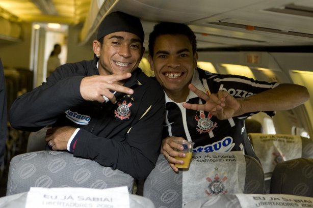 INTERNACIONAL/RS X CORINTHIANS/SP - Jorge Henrique e Dentinho na volta para São Paulo após haver conquistado o tri-campeonato da Copa do Brasil, em Porto Alegre, após empate por 2x2 com o time do Internacional/RS