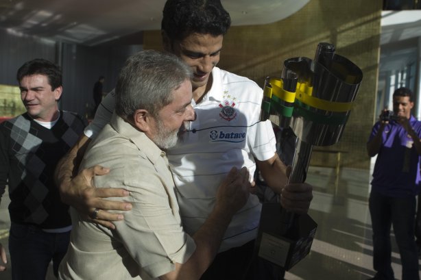 INTERNACIONAL/RS X CORINTHIANS/SP - O capitao do Corinthians William foi recebido no Palacio da Alvorara pelo Presidente Luiz Inacio Lula da Silva que queria cumprimentar o time que ontem conquistou a Copa do Brasil 2009 em Porto Alegre, após empate por 2x2 com o time do Internacional/RS