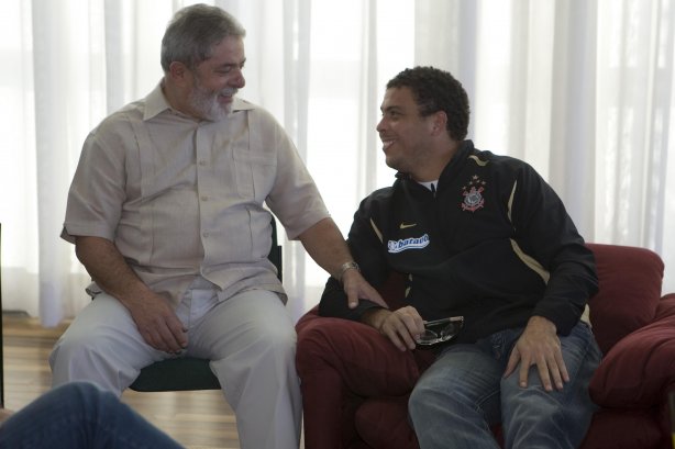 INTERNACIONAL/RS X CORINTHIANS/SP - Ronaldo e a delegacao do Corinthians foram recebidos no Palacio da Alvorara pelo Presidente Luiz Inacio Lula da Silva que queria cumprimentar o time que ontem conquistou a Copa do Brasil 2009 em Porto Alegre, após empate por 2x2 com o time do Internacional/RS