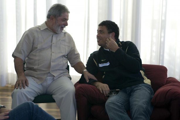 INTERNACIONAL/RS X CORINTHIANS/SP - Ronaldo e recebido no Palacio da Alvorara pelo Presidente Luiz Inacio Lula da Silva que queria cumprimentar o time que ontem conquistou a Copa do Brasil 2009 em Porto Alegre, após empate por 2x2 com o time do Internacional/RS