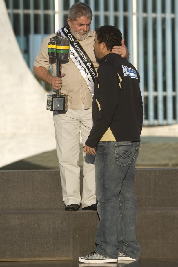INTERNACIONAL/RS X CORINTHIANS/SP - Ronaldo é recebido no Palacio da Alvorara pelo Presidente Luiz Inacio Lula da Silva que queria cumprimentar o time que ontem conquistou a Copa do Brasil 2009 em Porto Alegre, após empate por 2x2 com o time do Internacional/RS