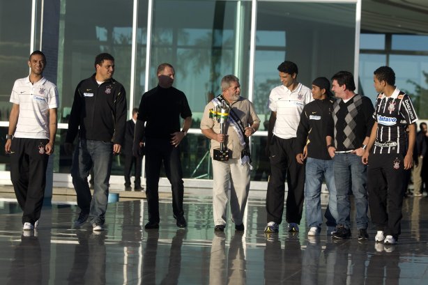 INTERNACIONAL/RS X CORINTHIANS/SP - Time do Corinthians e recebido no Palacio da Alvorara pelo Presidente Luiz Inacio Lula da Silva que queria cumprimentar o time que ontem conquistou a Copa do Brasil 2009 em Porto Alegre, após empate por 2x2 com o time do Internacional/RS