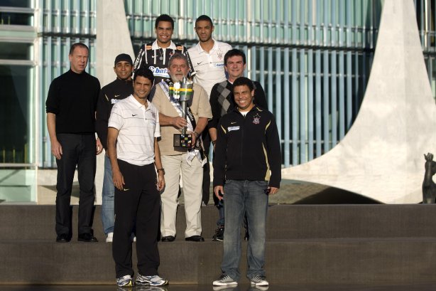 INTERNACIONAL/RS X CORINTHIANS/SP - Time do Corinthians e recebido no Palacio da Alvorara pelo Presidente Luiz Inacio Lula da Silva que queria cumprimentar o time que ontem conquistou a Copa do Brasil 2009 em Porto Alegre, após empate por 2x2 com o time do Internacional/RS
