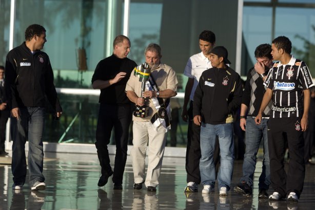 INTERNACIONAL/RS X CORINTHIANS/SP - Time do Corinthians e recebido no Palacio da Alvorara pelo Presidente Luiz Inacio Lula da Silva que queria cumprimentar o time que ontem conquistou a Copa do Brasil 2009 em Porto Alegre, após empate por 2x2 com o time do Internacional/RS