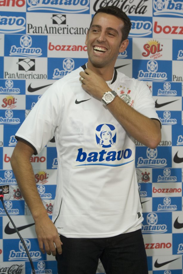 O meia Edu, Ex-Valencia, foi apresentado como novo reforco do time hoje pela manhã no Parque São Jorge; o próximo jogo do time será amanhã, 4a. feira, 08/07, contra o Fluminense, no Pacaembu, pelo Campeonato Brasileiro 2009