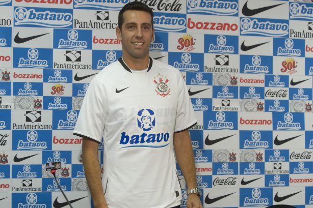 O meia Edu, Ex-Valencia, foi apresentado como novo reforco do time hoje pela manhã no Parque São Jorge; o próximo jogo do time será amanhã, 4a. feira, 08/07, contra o Fluminense, no Pacaembu, pelo Campeonato Brasileiro 2009