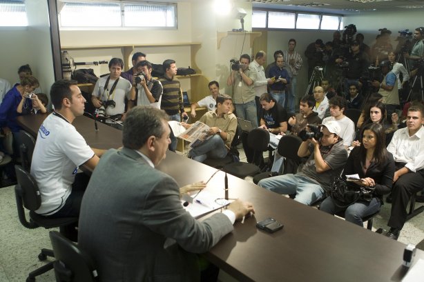 O meia Edu, Ex-Valencia, foi apresentado como novo reforco do time hoje pela manhã no Parque São Jorge; o próximo jogo do time será amanhã, 4a. feira, 08/07, contra o Fluminense, no Pacaembu, pelo Campeonato Brasileiro 2009