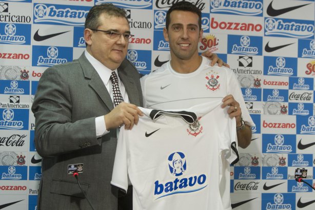 O meia Edu, Ex-Valencia, foi apresentado como novo reforco do time hoje pela manhã no Parque São Jorge; o próximo jogo do time será amanhã, 4a. feira, 08/07, contra o Fluminense, no Pacaembu, pelo Campeonato Brasileiro 2009