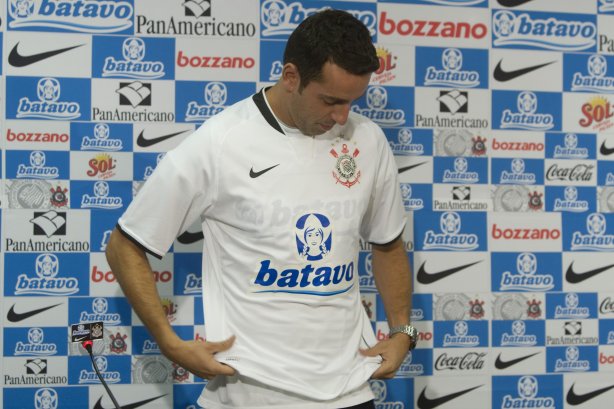 O meia Edu, Ex-Valencia, foi apresentado como novo reforco do time hoje pela manhã no Parque São Jorge; o próximo jogo do time será amanhã, 4a. feira, 08/07, contra o Fluminense, no Pacaembu, pelo Campeonato Brasileiro 2009