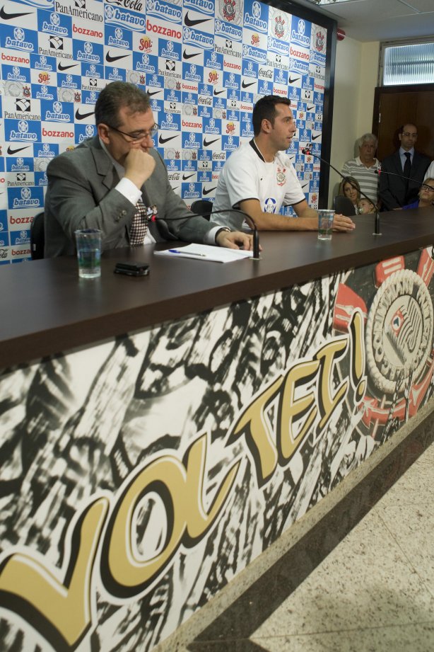 O meia Edu, Ex-Valencia, foi apresentado como novo reforco do time hoje pela manhã no Parque São Jorge; o próximo jogo do time será amanhã, 4a. feira, 08/07, contra o Fluminense, no Pacaembu, pelo Campeonato Brasileiro 2009
