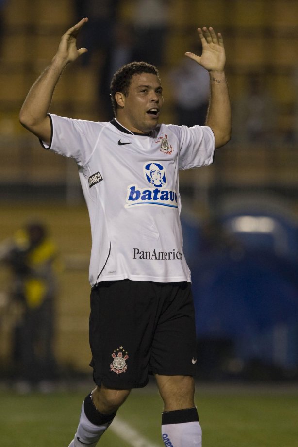 CORINTHIANS/SP X FLUMINENSE/RJ - em um lance da partida realizada esta noite no estádio do Pacaembu, zona oeste da cidade, válida pelo turno do Campeonato Brasileiro de 2009