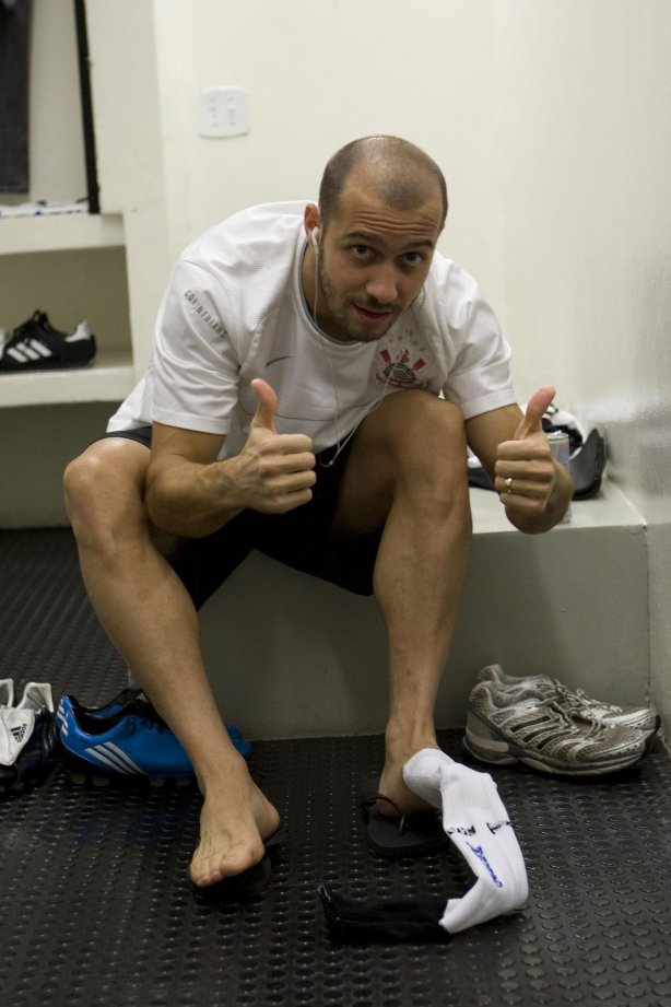 CORINTHIANS/SP X FLUMINENSE/RJ - Alessandro nos vestiários antes da partida realizada esta noite no estádio do Pacaembu, zona oeste da cidade, válida pelo turno do Campeonato Brasileiro de 2009