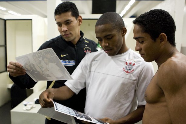 CORINTHIANS/SP X FLUMINENSE/RJ - André Santos; Elias e Jorge Henrique nos vestiários antes da partida realizada esta noite no estádio do Pacaembu, zona oeste da cidade, válida pelo turno do Campeonato Brasileiro de 2009