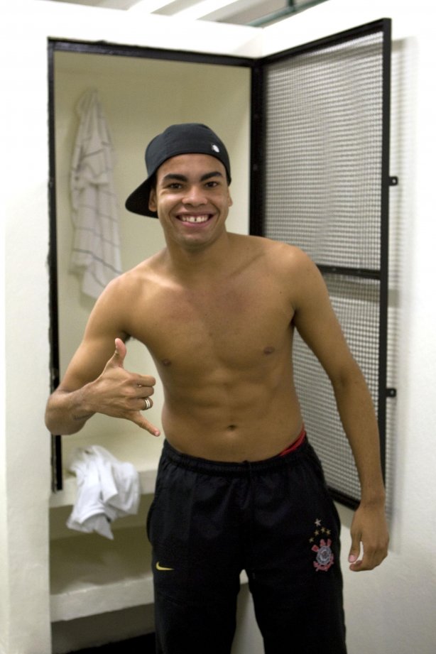CORINTHIANS/SP X FLUMINENSE/RJ - Dentinho nos vestiários antes da partida realizada esta noite no estádio do Pacaembu, zona oeste da cidade, válida pelo turno do Campeonato Brasileiro de 2009