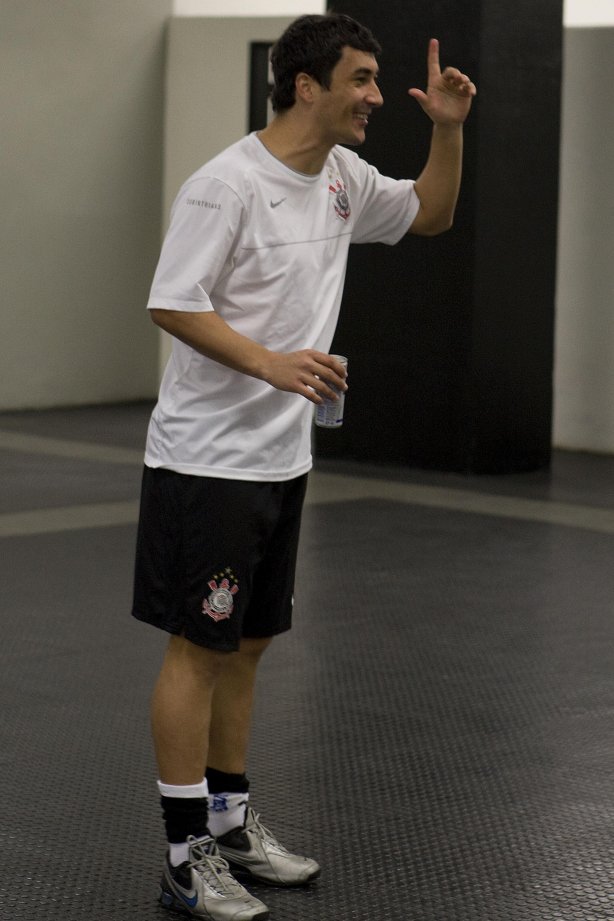 CORINTHIANS/SP X FLUMINENSE/RJ - Douglas nos vestiários antes da partida realizada esta noite no estádio do Pacaembu, zona oeste da cidade, válida pelo turno do Campeonato Brasileiro de 2009