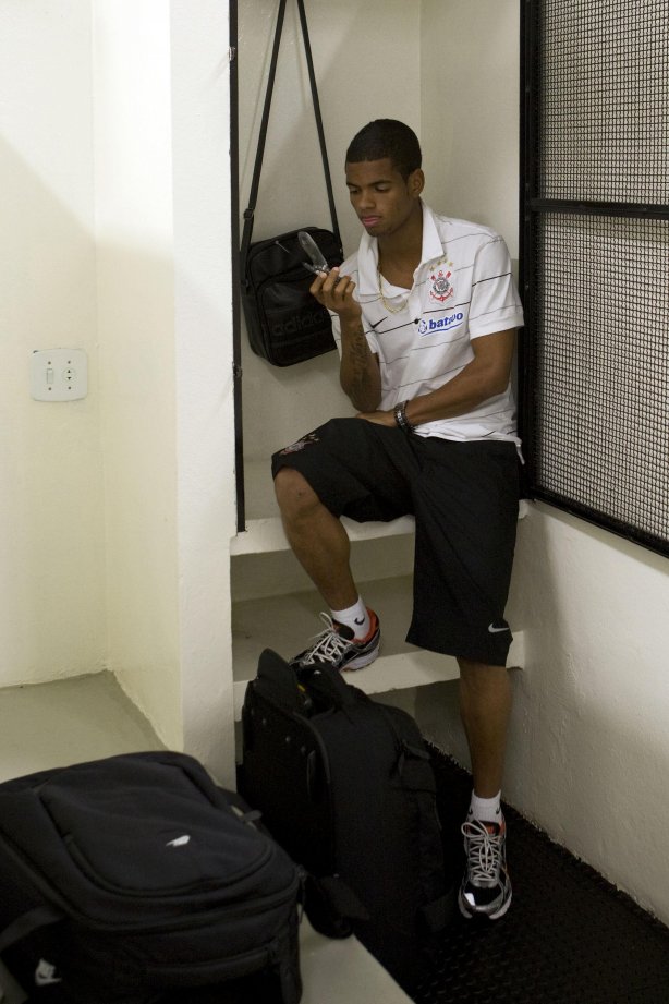 CORINTHIANS/SP X FLUMINENSE/RJ - Jaadson nos vestiários antes da partida realizada esta noite no estádio do Pacaembu, zona oeste da cidade, válida pelo turno do Campeonato Brasileiro de 2009