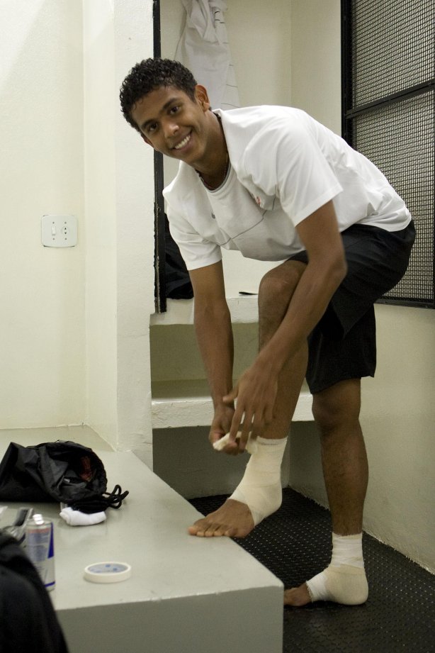 CORINTHIANS/SP X FLUMINENSE/RJ - Renato nos vestiários antes da partida realizada esta noite no estádio do Pacaembu, zona oeste da cidade, válida pelo turno do Campeonato Brasileiro de 2009