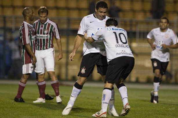 CORINTHIANS/SP X FLUMINENSE/RJ - Ronaldo comemora seu terceiro gol com Douglas em um lance da partida realizada esta noite no estádio do Pacaembu, zona oeste da cidade, válida pelo turno do Campeonato Brasileiro de 2009