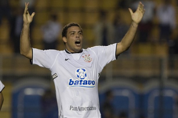 CORINTHIANS/SP X FLUMINENSE/RJ - Ronaldo comemora seu terceiro gol em um lance da partida realizada esta noite no estádio do Pacaembu, zona oeste da cidade, válida pelo turno do Campeonato Brasileiro de 2009