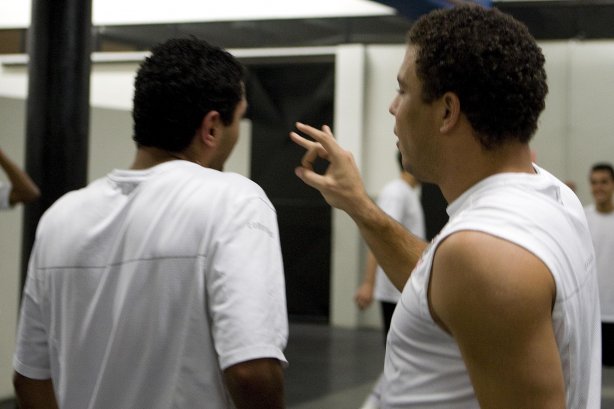 CORINTHIANS/SP X FLUMINENSE/RJ - Ronaldo da petelecos em Boquita nos vestiários antes da partida realizada esta noite no estádio do Pacaembu, zona oeste da cidade, válida pelo turno do Campeonato Brasileiro de 2009