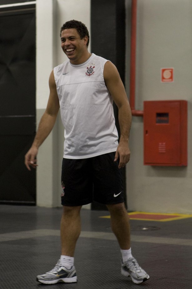 CORINTHIANS/SP X FLUMINENSE/RJ - Ronaldo nos vestiários antes da partida realizada esta noite no estádio do Pacaembu, zona oeste da cidade, válida pelo turno do Campeonato Brasileiro de 2009