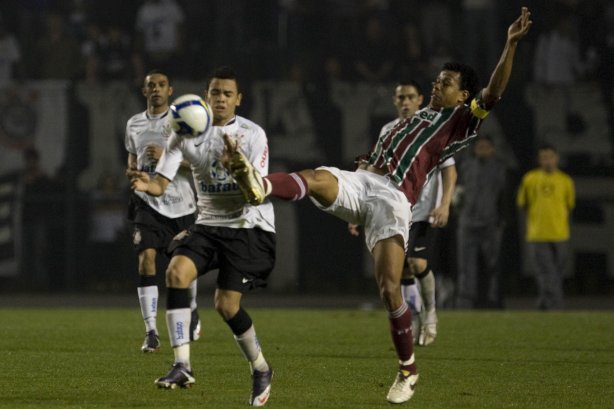 CORINTHIANS/SP X FLUMINENSE/RJ - em um lance da partida realizada esta noite no estádio do Pacaembu, zona oeste da cidade, válida pelo turno do Campeonato Brasileiro de 2009