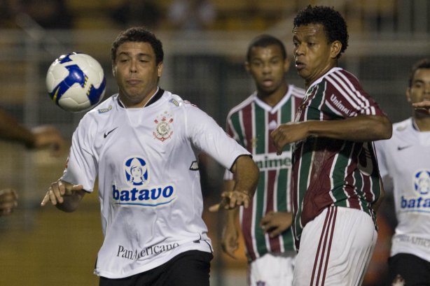 CORINTHIANS/SP X FLUMINENSE/RJ - em um lance da partida realizada esta noite no estádio do Pacaembu, zona oeste da cidade, válida pelo turno do Campeonato Brasileiro de 2009