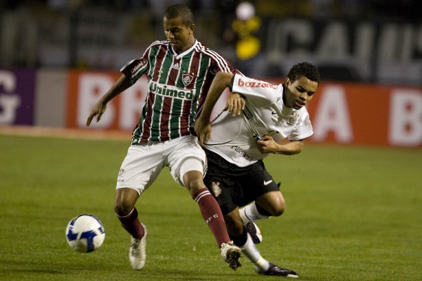CORINTHIANS/SP X FLUMINENSE/RJ - em um lance da partida realizada esta noite no estádio do Pacaembu, zona oeste da cidade, válida pelo turno do Campeonato Brasileiro de 2009