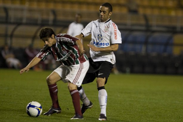CORINTHIANS/SP X FLUMINENSE/RJ - em um lance da partida realizada esta noite no estádio do Pacaembu, zona oeste da cidade, válida pelo turno do Campeonato Brasileiro de 2009