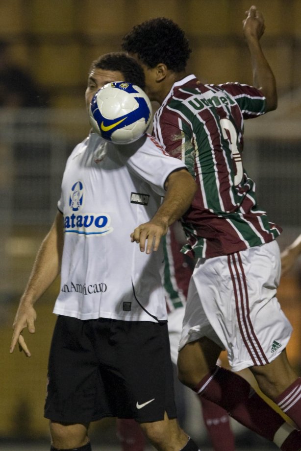 CORINTHIANS/SP X FLUMINENSE/RJ - em um lance da partida realizada esta noite no estádio do Pacaembu, zona oeste da cidade, válida pelo turno do Campeonato Brasileiro de 2009