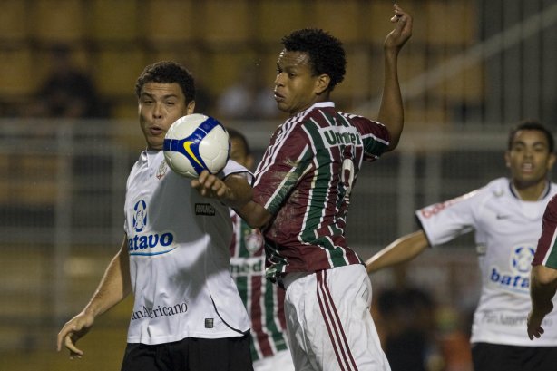 CORINTHIANS/SP X FLUMINENSE/RJ - em um lance da partida realizada esta noite no estádio do Pacaembu, zona oeste da cidade, válida pelo turno do Campeonato Brasileiro de 2009