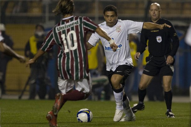 CORINTHIANS/SP X FLUMINENSE/RJ - em um lance da partida realizada esta noite no estádio do Pacaembu, zona oeste da cidade, válida pelo turno do Campeonato Brasileiro de 2009