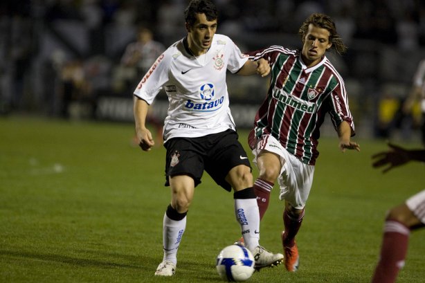 CORINTHIANS/SP X FLUMINENSE/RJ - em um lance da partida realizada esta noite no estádio do Pacaembu, zona oeste da cidade, válida pelo turno do Campeonato Brasileiro de 2009