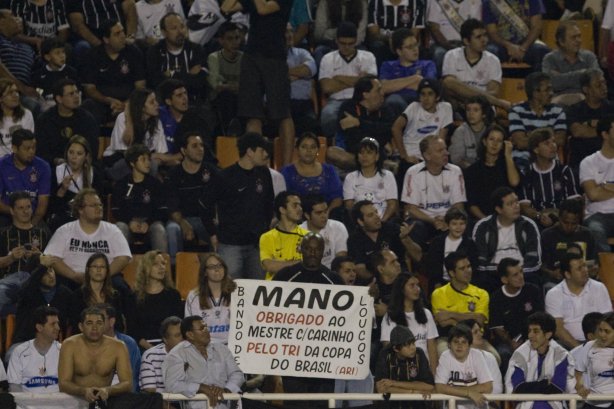 CORINTHIANS/SP X FLUMINENSE/RJ - em um lance da partida realizada esta noite no estádio do Pacaembu, zona oeste da cidade, válida pelo turno do Campeonato Brasileiro de 2009