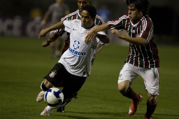 CORINTHIANS/SP X FLUMINENSE/RJ - em um lance da partida realizada esta noite no estádio do Pacaembu, zona oeste da cidade, válida pelo turno do Campeonato Brasileiro de 2009