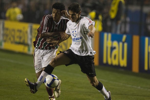 CORINTHIANS/SP X FLUMINENSE/RJ - em um lance da partida realizada esta noite no estádio do Pacaembu, zona oeste da cidade, válida pelo turno do Campeonato Brasileiro de 2009