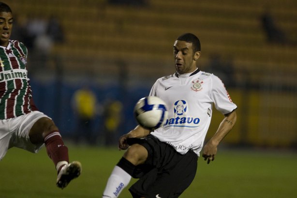 CORINTHIANS/SP X FLUMINENSE/RJ - em um lance da partida realizada esta noite no estádio do Pacaembu, zona oeste da cidade, válida pelo turno do Campeonato Brasileiro de 2009