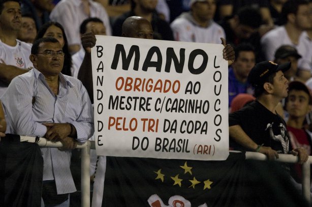 CORINTHIANS/SP X FLUMINENSE/RJ - em um lance da partida realizada esta noite no estádio do Pacaembu, zona oeste da cidade, válida pelo turno do Campeonato Brasileiro de 2009