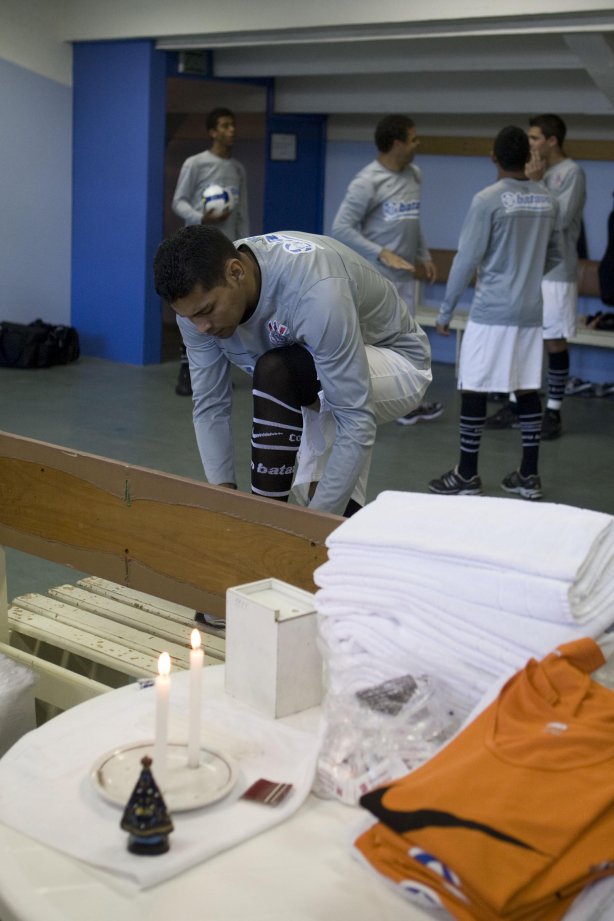 GREMIO/RS X CORINTHIANS/SP - André Santos nos vestiários antes da partida realizada esta tarde no estádio Olímpico, em Porto Alegre, válida pelo turno do Campeonato Brasileiro de 2009