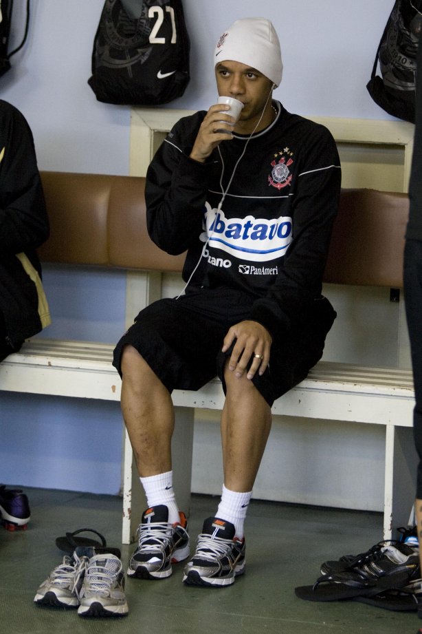 GREMIO/RS X CORINTHIANS/SP - Cristian nos vestiários antes da partida realizada esta tarde no estádio Olímpico, em Porto Alegre, válida pelo turno do Campeonato Brasileiro de 2009